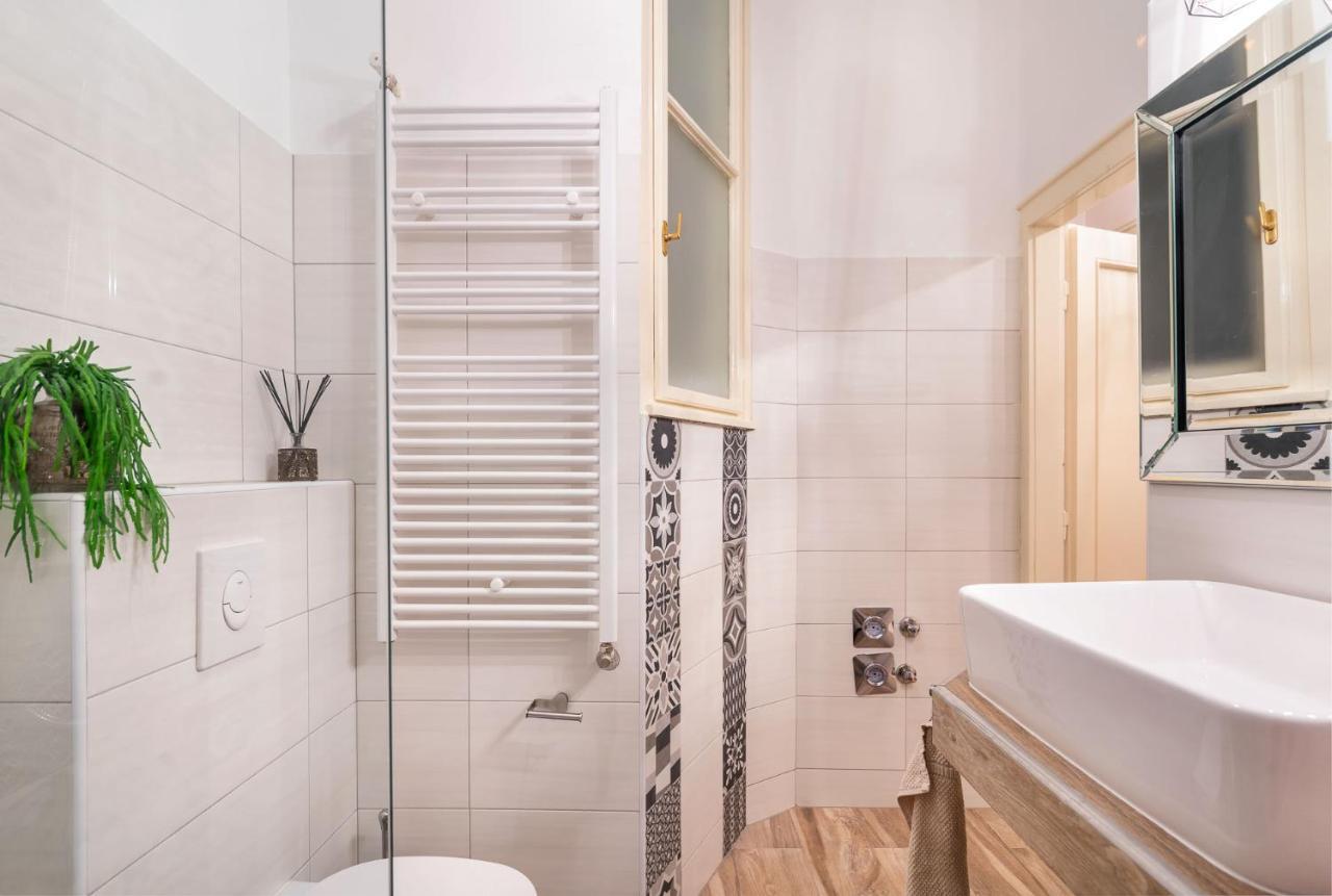 Economy Downtown Design Apartments - Free Parking - Balcony - Super Puplic Transport - Ac 부다페스트 외부 사진