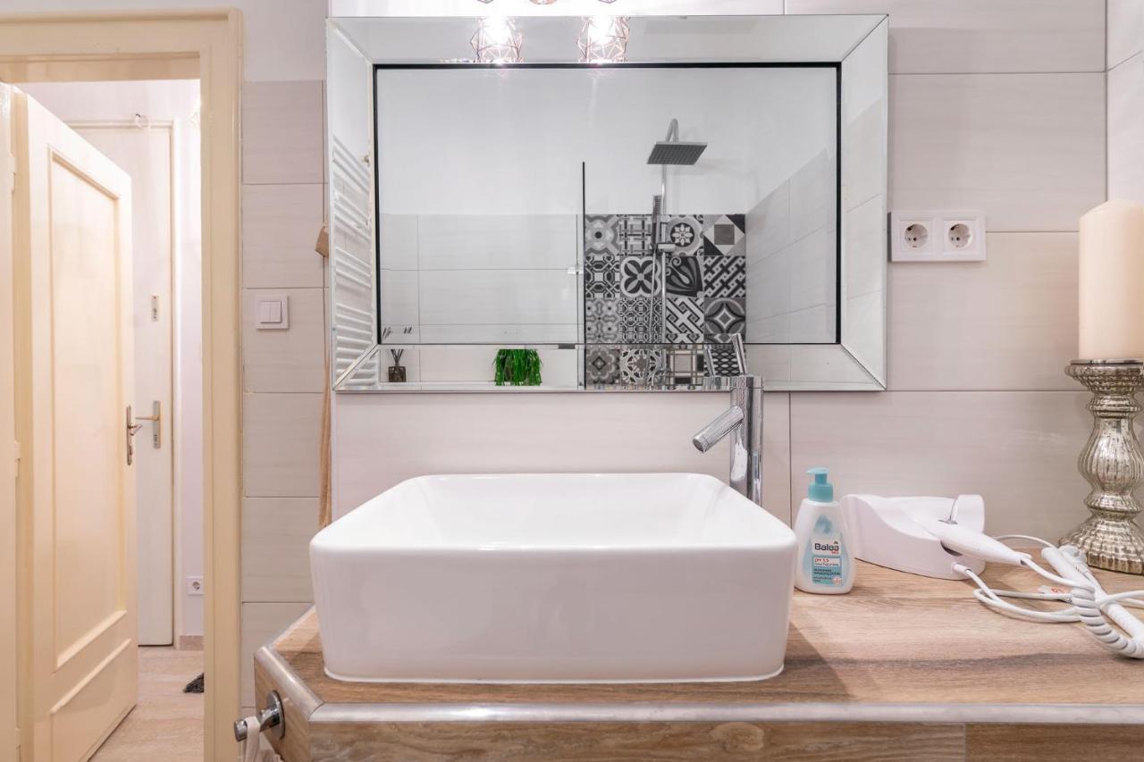 Economy Downtown Design Apartments - Free Parking - Balcony - Super Puplic Transport - Ac 부다페스트 외부 사진